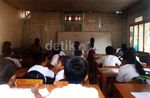 Siswa Korban Gempa Belajar di Rumah Warga
