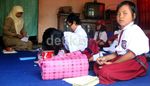 Siswa Korban Gempa Belajar di Rumah Warga