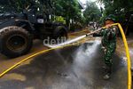 Lumpur Sisa Banjir Dibersihkan