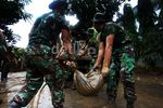 Lumpur Sisa Banjir Dibersihkan