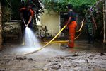 Lumpur Sisa Banjir Dibersihkan