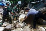 Lumpur Sisa Banjir Dibersihkan