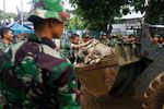 Lumpur Sisa Banjir Dibersihkan
