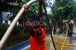 Lumpur Sisa Banjir Dibersihkan