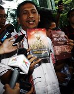 Pasek Bawa Buku Sejarah untuk Anas