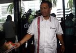 Pasek Bawa Buku Sejarah untuk Anas