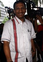 Pasek Bawa Buku Sejarah untuk Anas