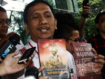 Pasek Bawa Buku Sejarah untuk Anas