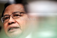 Apa sih Somasi itu? Somasi itu adalah sop ikan makan nasi. Padahal rakyat Indonesia sedang repot soal nasi, SBY mengeluarkan senjata baru menakut nakuti orang yang berseberangan dengannya, ujar Rizal dalam konferensi persnya di Gedung Joang, Jalan Menteng Raya, Jakarta Pusat, Senin (27/1/2014).