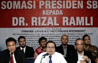 Mantan Menteri Perekonomian dan Keuangan era Gus Dur, ini menilai dirinya memiliki perbedaan yang sangat fundamental dengan SBY. Namun dirinya melihat SBY terlalu responsif terhadap kritikan yang diterimanya.