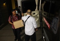     Tampak petugas KPK keluar masuk membawa sejumlah barang bukti hasil pengeledahan. Lamhot Aritonang/detikFoto.