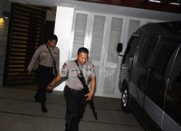     Aparat kepolisianj juga ikut berjaga-jaga dalam pengeledahan tersebut. Lamhot Aritonang/detikFoto.         