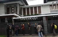 Penyidik KPK membawa sejumlah kardu hasil pengeledah an. Lamhot Aritonang/detikFoto.