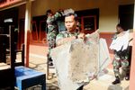 TNI Bersihkan Puing-puing Sisa Gempa