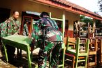 TNI Bersihkan Puing-puing Sisa Gempa