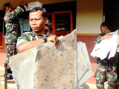 TNI Bersihkan Puing-puing Sisa Gempa