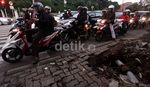 Trotoar di Sebelah Kantor KPU Berlubang