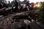 Trotoar di Sebelah Kantor KPU Berlubang