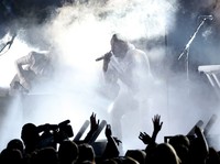 Penampilan dibuka oleh aksi rap dari Kendrick Lamar. REUTERS/Mario Anzuoni.