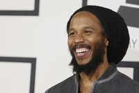 Ziggy Marley, anak tertua dari musisi reggae legendaris Bob Marley ini sukses menerima Best Reggae Album lewat albumnya 'Ziggy Marley In Concert'. REUTERS/Danny Moloshok.
