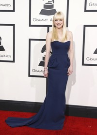 Anna Faris memilih gaun berwarna biru navy. REUTERS/Danny Moloshok.