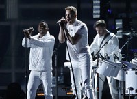Kendrick Lamar dan Imagine Dragons tampil kompak dengan busana serba putih. REUTERS/Mario Anzuoni.