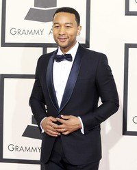John Legend nampak cool lewat setelan tuxedo. REUTERS/Danny Moloshok.