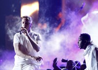 Suasana semakin pecah ketika Imagine Dragons membawakan lagu 'Radioactive'. REUTERS/Mario Anzuoni.