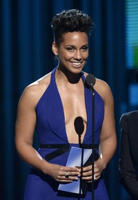 Lewat album 'Girl on Fire', penyanyi Alicia Keys berhasil membawa pulang penghargaan Best R&B Album. Kevork Djansezian/Getty Images/AFP.