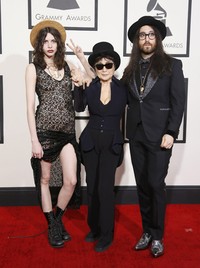 Kemp Muhl, Yoko Ono dan Sean Lennon juga eksis di red carpet. REUTERS/Danny Moloshok.
