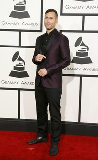 DJ Kaskade tampil percaya diri lewat blazer berwarna ungu. REUTERS/Danny Moloshok.