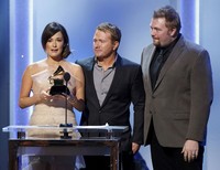 Shane McAnally, Kacey Musgraves dan Josh Osborne berhasil menerima penghargaan Best Country Song (A Songwriters Award) lewat lagu 'Merry Go‘Round'. REUTERS/ Mario Anzuoni.