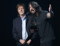 Single 'Cut Me Some Slack' yang dibawakan oleh vokalis Foo Fighters, Dave Grohl yang berkolaborasi dengan Paul McCartney ini sukses memenangkan penghargaan Best Rock Song. REUTERS/Mario Anzuoni.