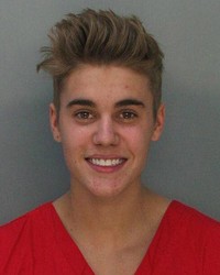 Justin Bieber ditangkap polisi pada Kamis (23/1/2014) dini hari waktu setempat karena menyetir sambil mabuk dan balapan liar di Miami, Florida. Namun, setelah membayar jaminan, ia pun dibebaskan. (REUTERS)