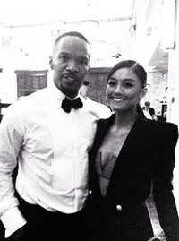     Agnes Monica yang berpose bersama Jamie Foxx tampak seksi mengenakan kostum dari Balmain. (Instagram)