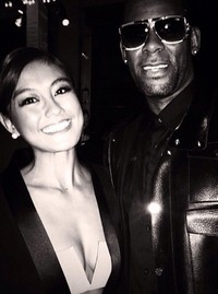     Ia juga sempat berfoto bersama R Kelly. (Instagram)