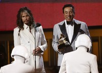 Steven Tyler dan Smokey Robinson Jr. mempersembahkan penghargaan Record Of The Year pada Daft Punk. REUTERS/ Mario Anzuoni.