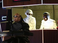 Aksi panggung Daft Punk dan Stevie Wonder. REUTERS/ Mario Anzuoni.