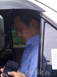 Ia diperiksa terkait kasus dugaan fitnah dan pencemaran nama baik atas laporan Ahmad Dhani.