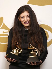 Dari empat nominasi, Lorde berhasil membawa pulang dua penghargaan yaitu Song Of The Year dan Best Pop Solo Performance lewat lagu 'Royals'. REUTERS/Danny Moloshok.