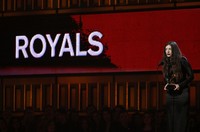 Pelantun 'Royals' itu berhasil mengalahkan Katy Perry dan Bruno Mars. REUTERS/Mario Anzuoni.