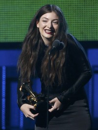 Penyanyi kelahiran 7 November 1996 itu mengaku tak menyangka dapat mengalahkan Katy Perry, Bruno Mars, Justin Timberlake dan lainnya. REUTERS/Mario Anzuoni.