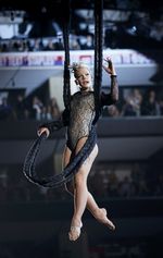 Aksi Akrobat Pink di Grammy 2014