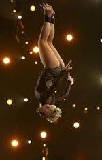 Aksi Akrobat Pink di Grammy 2014