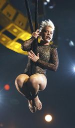 Aksi Akrobat Pink di Grammy 2014