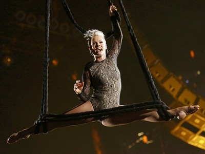 Aksi Akrobat Pink di Grammy 2014