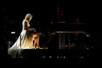 Taylor Swift tampil anggun di atas panggung. Kevork Djansezian/Getty Images/AFP.