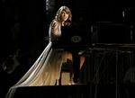 Taylor Swift Luapkan Emosi di Panggung Grammy