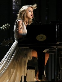 Para penonton terpukau lewat suara khas dari Taylor Swift dipadu dengan band pengiring yang kompak. REUTERS/Mario Anzuoni.