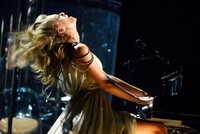 Di akhir lagu, Taylor Swift meluapkan emosinya. Kevork Djansezian/Getty Images/AFP.